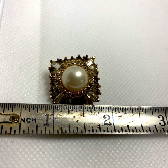 Signed Panetta faux Mabe pearl & grey to white baguette rhinestone clip earrings - Picture 5 of 5